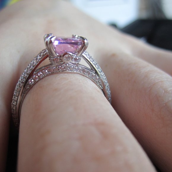 Beautiful Ring with Pink stone - Picture 2 of 5
